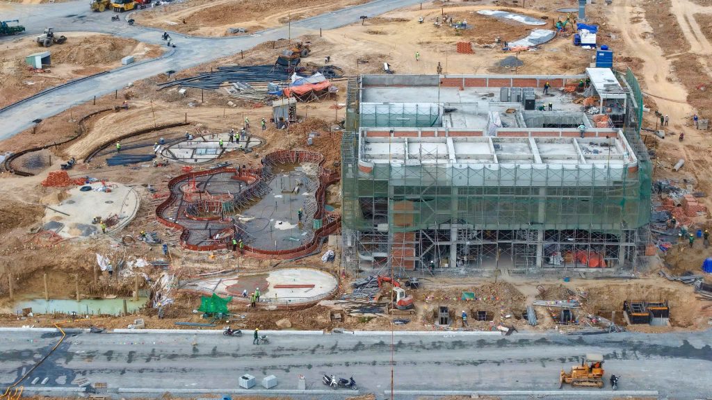 Khu vực nhà điều hành Sale Gallery dự án One Era đang lộ diện các hạng mục hồ ngoại cảnh công viên,,...